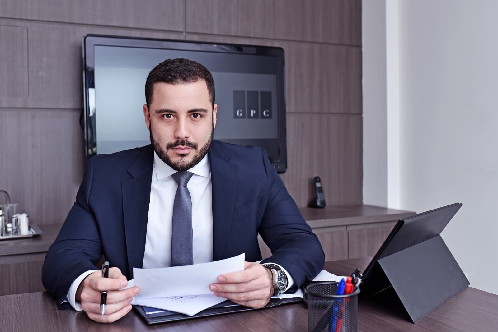 Advogado Lucas Guedes Pinto Coelho em seu escritório de advocacia em Belo Horizonte